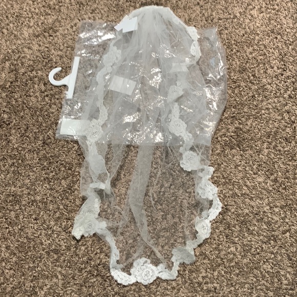 David’s bridal veil main image 4